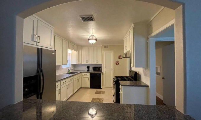 Southeast Houston House | Convenient Home with Pool, Spa & Breakfast Near Hobby Airport