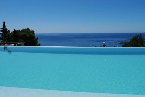 Sesimbra Apartment | Spacious property ocean view, pool and garage