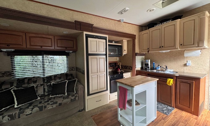 Blind Bay Resort | Cozy Queen Bed RV at a Prime Shuswap Lake Resort