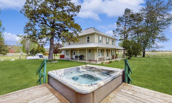 Crooked River Ranch House | Spacious Ranch Home on Long Hollow Ranch, w/hot tub, WiFi, access to trails