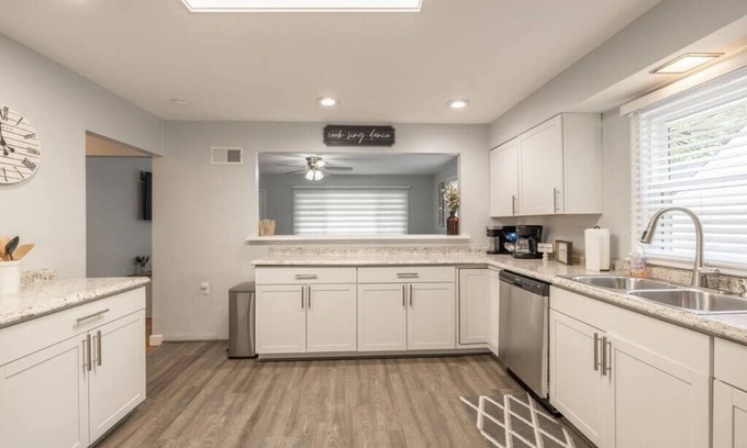 St. Charles Historic District House | Guest Rated 10/10: Ranch Retreat Steps from Main