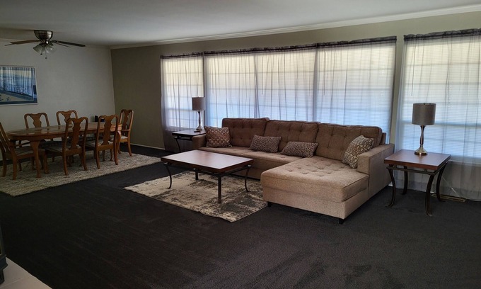 Red Bluff House | Mid-Century Ranch in Red Bluff - Rated 10/10 with Breakfast