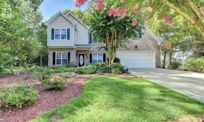 Lilburn House | Inviting 5-Bedroom Retreat with Pool and Spa Amenities