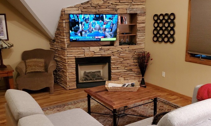 Estes Park Condo | Beautifully Remodeled 2 Bedroom Loft by the River - Rated 10/10