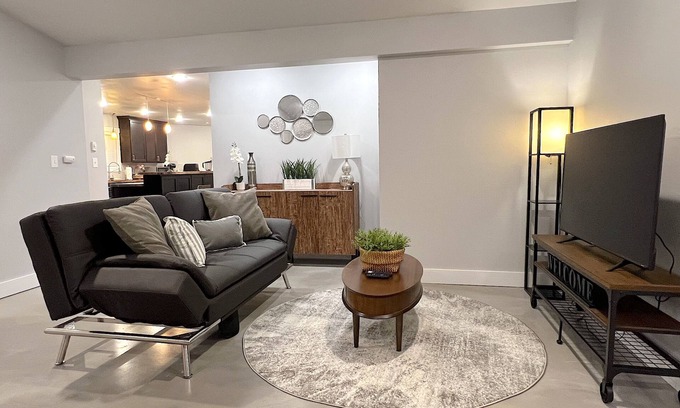 Everett House | Remodeled Rambler Near Boeing and Amazon - Family & Pet Friendly