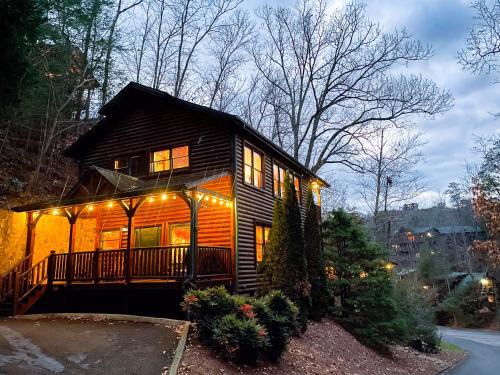 Gatlinburg Villa | Inviting Resort Log Cabin with Hot Tub & Arcade Gameroom