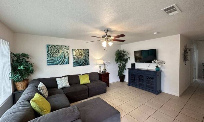 Hanford House | Inviting 4-Bedroom Retreat with Spa and Breakfast Included