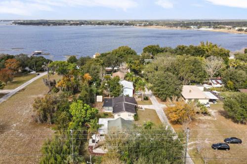 Babson Park House | Relaxing Retreat with Fenced Yard and Screened Deck