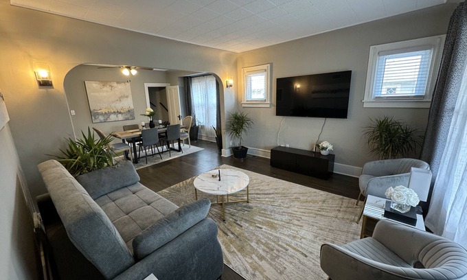 Des Plaines House | New Listing: Convenient Retreat Near Convention Centers