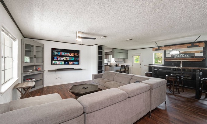 Southwest Arlington House | Ideal Retreat Near AT&T Stadium & Six Flags - Family Friendly