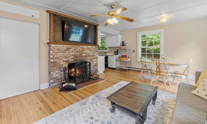Silver Lake House | Spacious Retreat Tamworth: Main House & Cottage - Sleeps 12