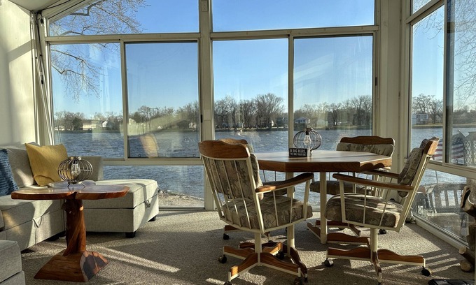 Quad Cities House | Pet-Friendly River Ranch with Dock for Memorable Getaways