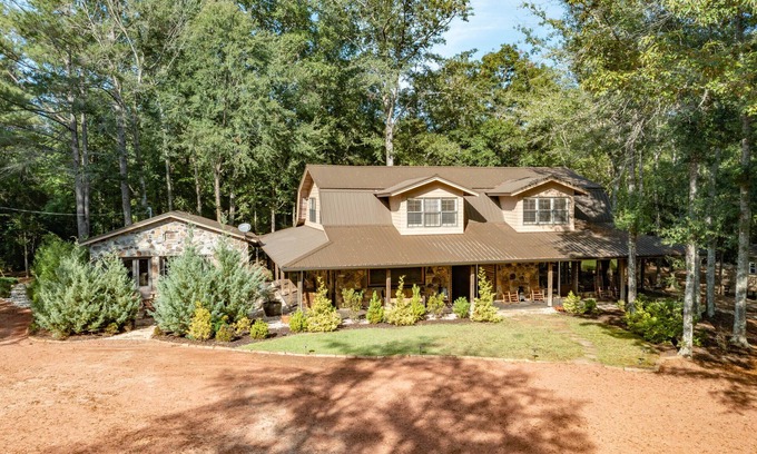 Clinton Cabin | Exclusive Lodge Retreat: 9 Bedrooms, Perfect for Families