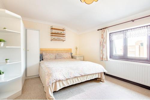 Belvedere House | Budget-Friendly Room with Kitchen, Steps from the Station