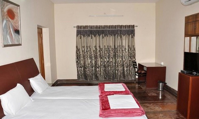 Adarsh Nagar House | Cozy Retreat with Breakfast in a Serene Location