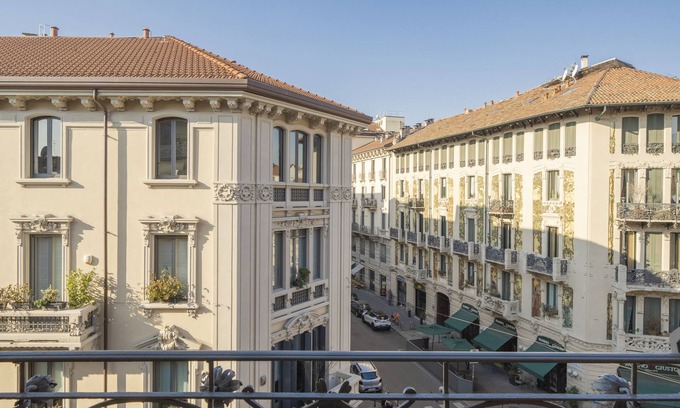 Porta Venezia House | Elegant Room with Private Bath Near City Center & Breakfast