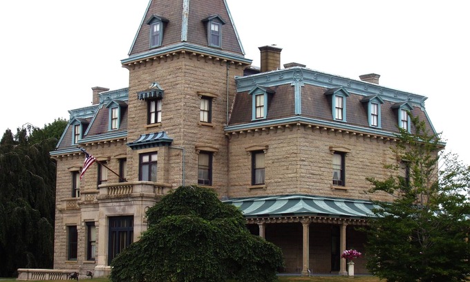 Middletown Hotel | Comfort Meets Value Near Kingscote Newport Mansion