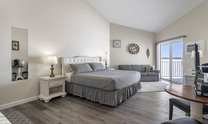Traverse City Condo | Panoramic Beach Views and Relaxing Amenities Await You