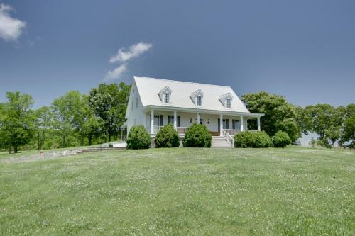 Lauderdale County House | Charming Countryside Retreat in Lexington with Deck Access