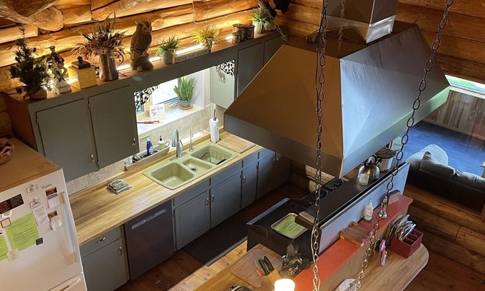 Tomahawk House | Beautiful Lodge with Pool and Shoreline Access - Rated 10/10