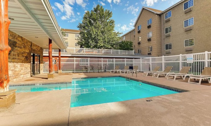 Columbia Hotel | Cozy Rustic Suites in Columbia with Lake View & Pool