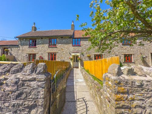 Kewstoke House | Rustic Cottage Retreat: Dog-Friendly with Cozy Log Burner