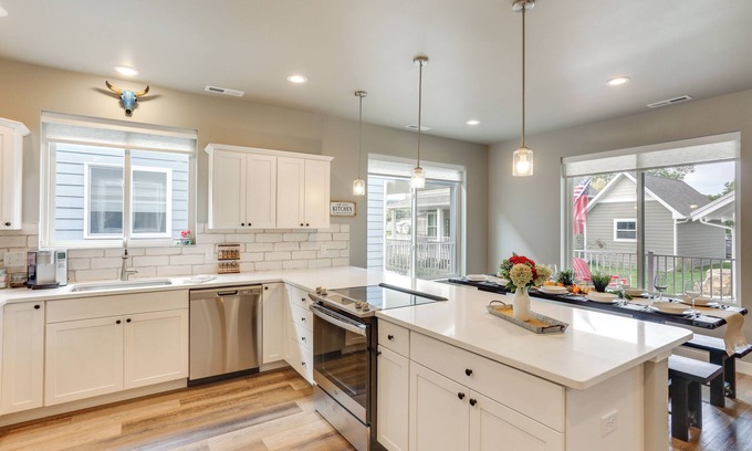 Spearfish Cottage | Rustic Spearfish Home: Steps to Downtown & Ocean Views
