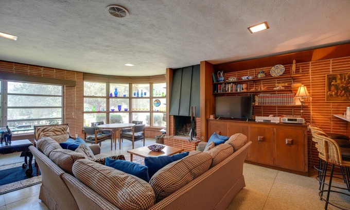Bel Meade House | Pet-Friendly San Antonio Home with Spa Near Downtown