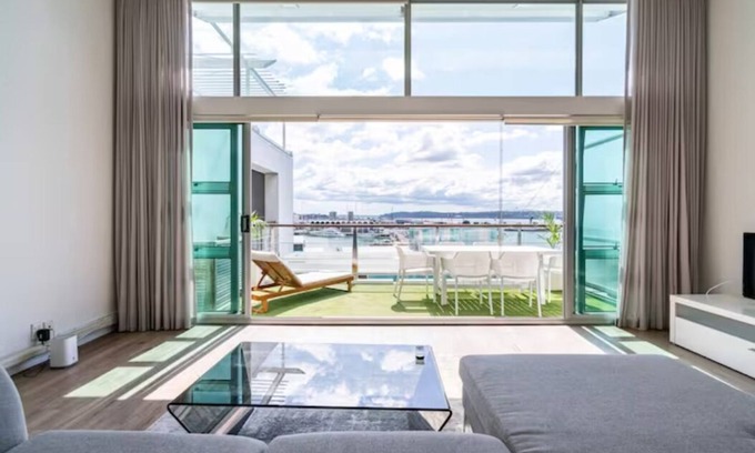 Auckland Central Business District Apartment | Scenic Retreat with Breathtaking Harbour Views & Great Amenities!