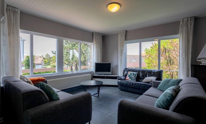 Oostduinkerke-Bad Villa | Spacious Seaside Villa in Oostduinkerke