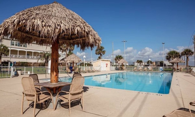 Galveston Hotel | Spacious Seaside Escape w/Kitchen, Pool & Sports Courts | Near Galveston Beach