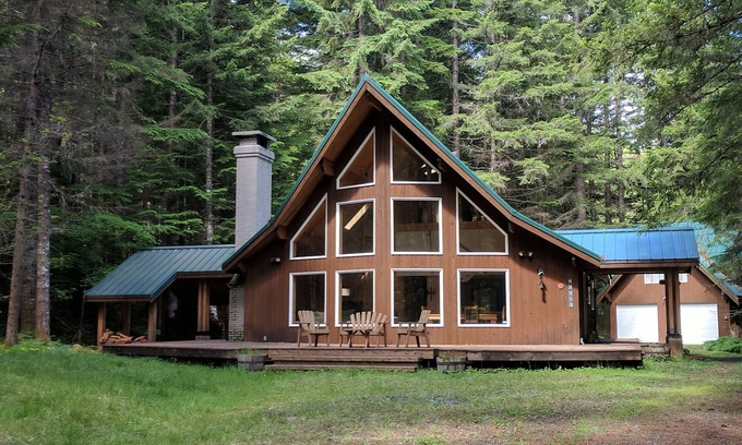Enumclaw House | Indulgent Crystal Mountain Chalet by Mt. Rainier - 9.8/10