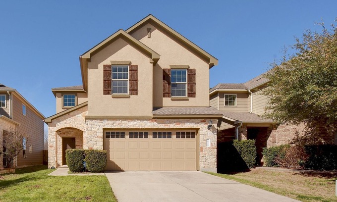 Austin House | Spacious South Austin 3br/2.5ba with Amazing Natural Light, Fenced Backyard