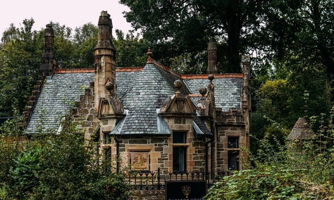 Balloch House | Stylish Loch Lomond Lodge with Spa and Hot Tub Retreat