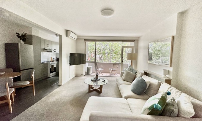 South Yarra Apartment | Stylish South Yarra Apartment with Pool and Ocean View
