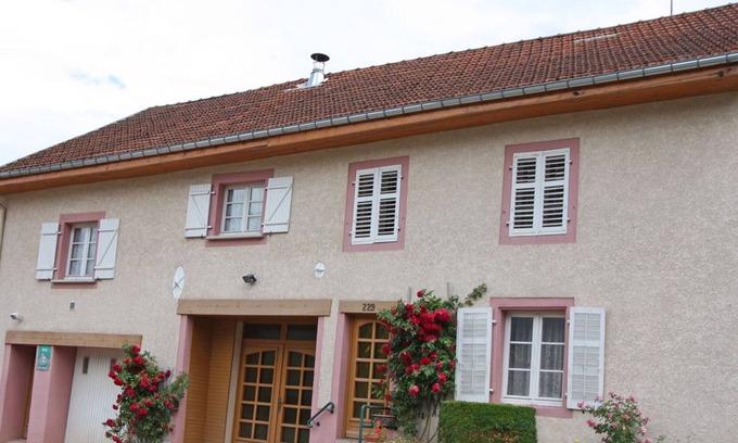 Taintrux Cottage | Gite Taintrux: 3 Bedrooms for Families, Pet-Friendly & More