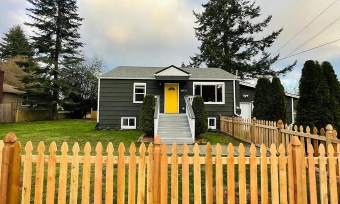 Edmonds House | Top-Rated 1 BR Suite with Yard & Breakfast in Edmonds