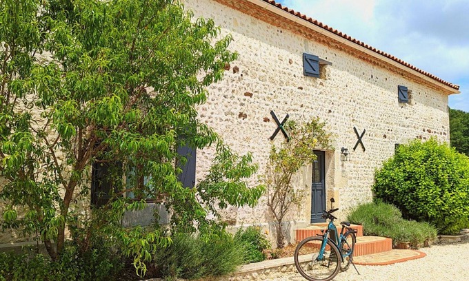 Montmoreau-Saint-Cybard Cottage | Gite Montmoreau: 4 Bedrooms with Pool & Spa, Rated 10/10!