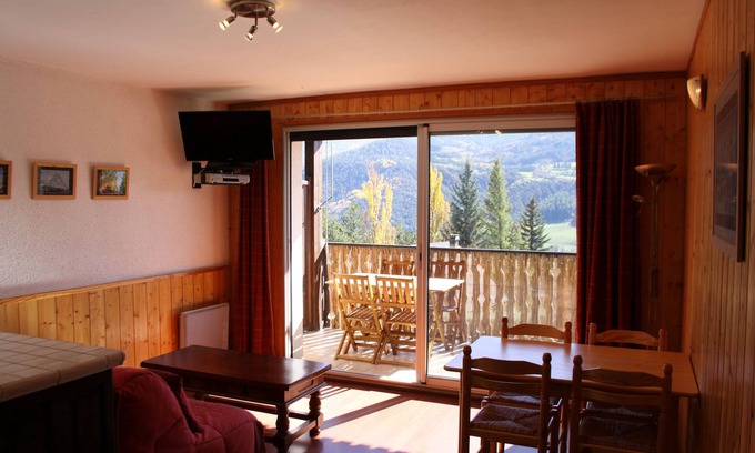 Barcelonnette Apartment | Cozy Studio with Balcony Near Downtown – Guest Rated 8.6/10
