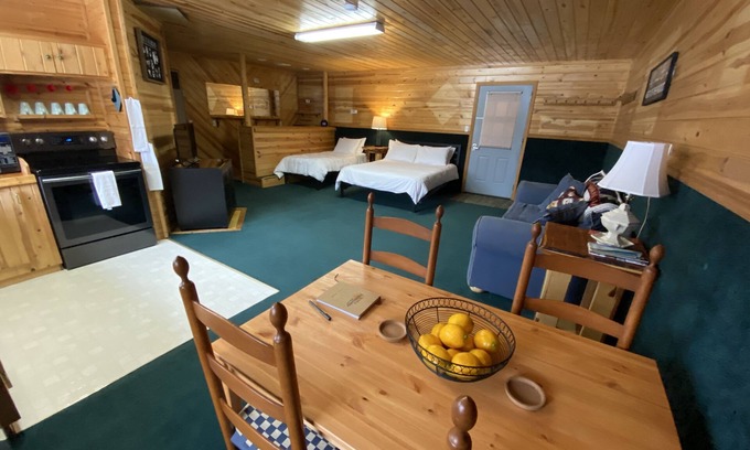 McMillan House | Inviting Studio Apartment with Private Garage & Breakfast