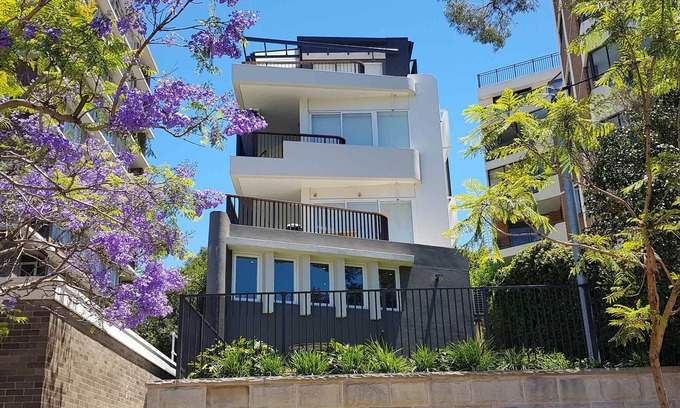 McMahons Point Apartment | Cozy Studio with Spectacular Views and Family Amenities