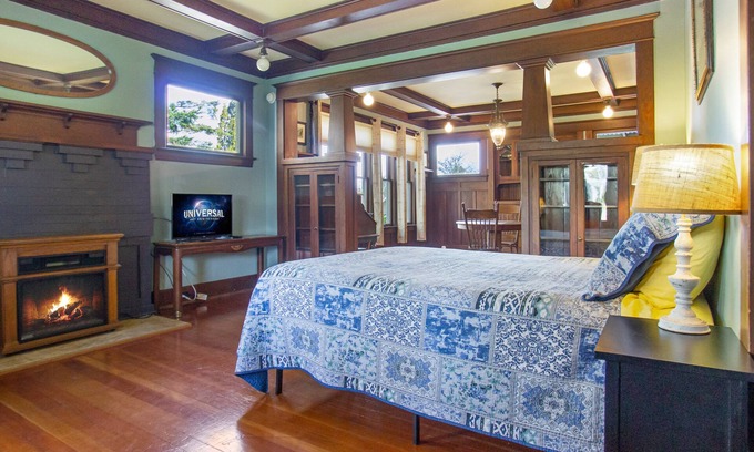 Friday Harbor Apartment | Downtown Explorer's Suite: Family-Friendly & Well-Rated Stay