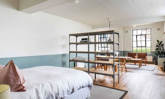 Darlinghurst Apartment | Cozy Studio Retreat in Darlinghurst with Spa and Hot Tub