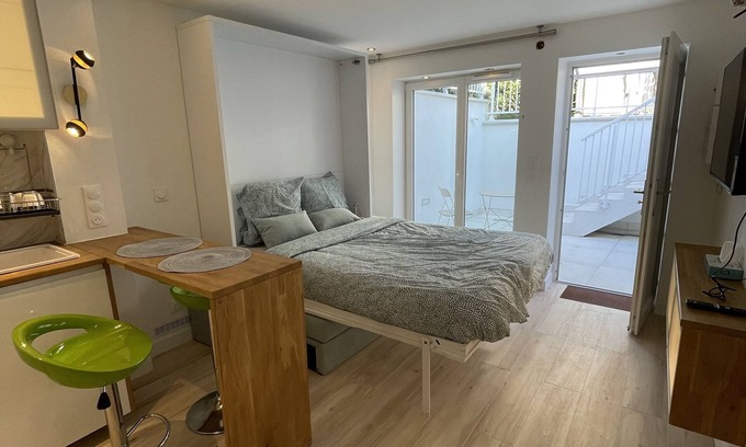 Bagneux Apartment | Inviting Studio with Terrace & Ocean Views for Families