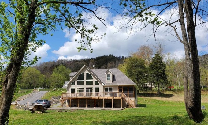 Draper Cabin | Elegant Waterfront Home on New River - Osprey's Landing