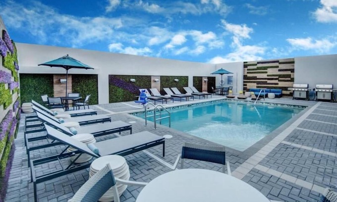 Flagami Hotel | Elegant Suite with Kitchen & Breakfast Near Miami Airport