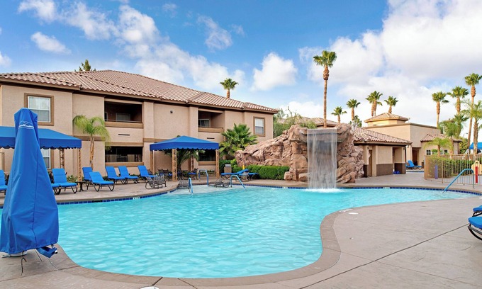Las Vegas Hotel | Your Perfect Escape: Pool & Kitchen Near Charlie Frias Park
