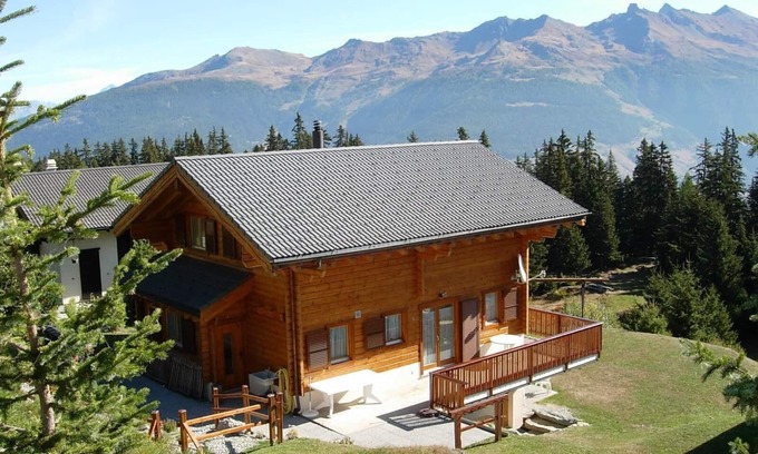 Vex Ski Chalet | Sunny Chalet Retreat with Kitchen & Breakfast Included
