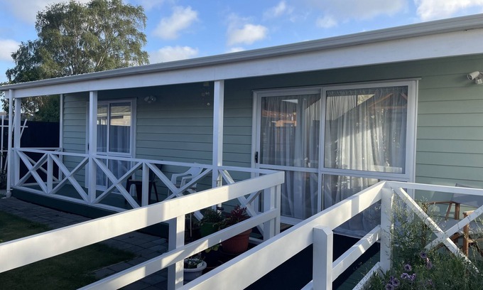 Burnside Cottage | Bright Family Cottage Near Airport – Pet Friendly & Accessible