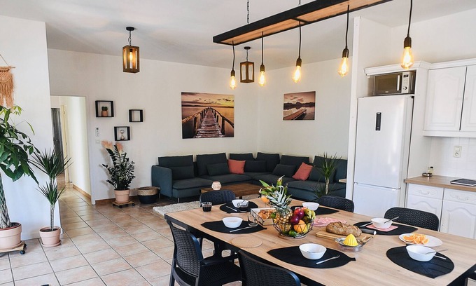 Bas-Vernet Apartment | Stylish T5 with Terrace, Ocean View & Private Parking